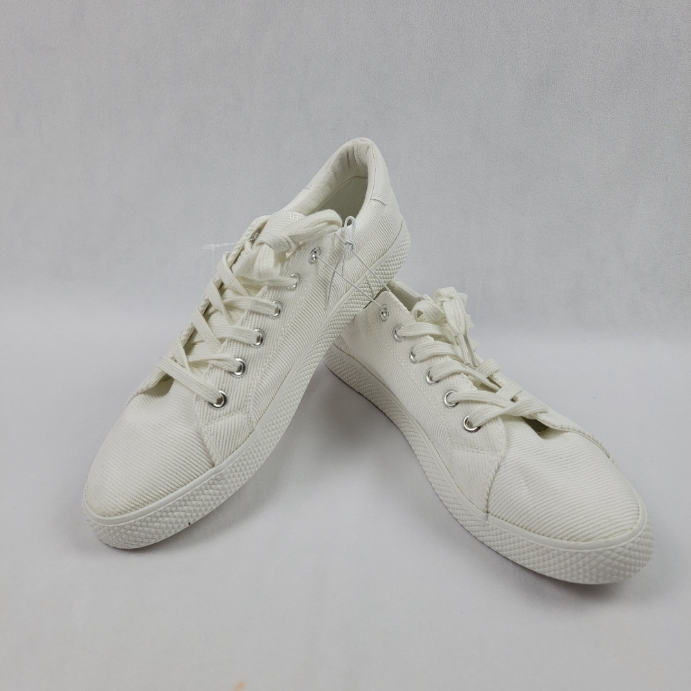 White‎ Canvas Casuals lace up canvas sneakers